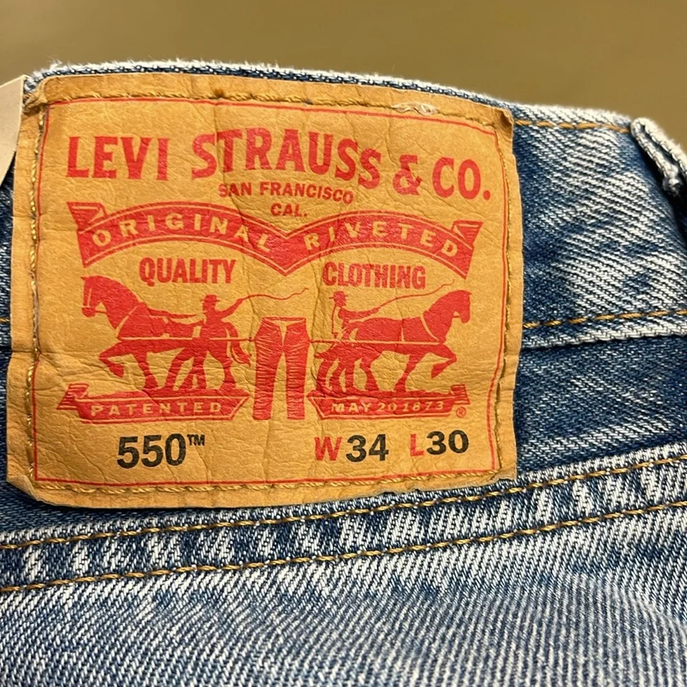 Levi’s 550 RELAXED Light Wash Distressed Jeans NWT 34/30